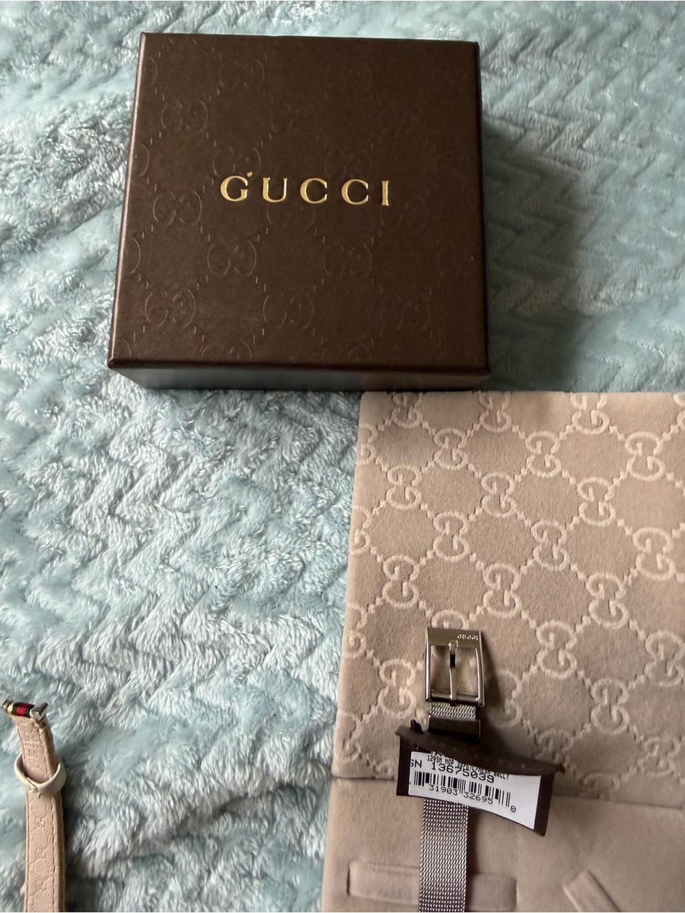 Gucci Silver Mesh Watch with Interchangeable Green-Red Web Strap - Picture 8 of 9